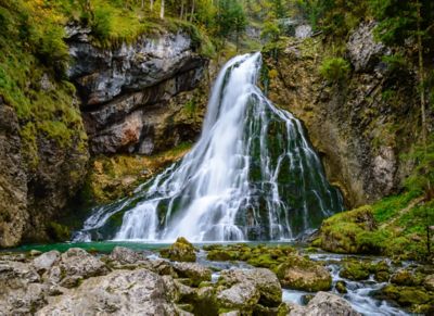 Gollinger Wasserfall nahe Salzburg mit moosigen Felsen und schimmerndem Wasser in Langzeitbelichtung