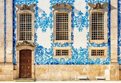 Blau-weiße Azulejo-Fliesen an der Fassade der historischen Kirche Igreja do Carmo in Porto