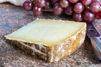Morceau de Ossau-Iraty, fromage français de lait de brebis