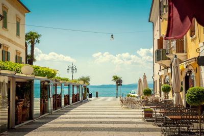 Cafés am Meer im malerischen Ort Lazise am Gardasee in Italien