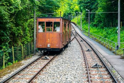 Holzwagen der historischen Standseilbahn zwischen Stuttgart und Waldfriedhof im Grünen