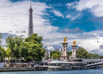 Torre Eiffel y Puente Alejandro III bajo un cielo nublado en París