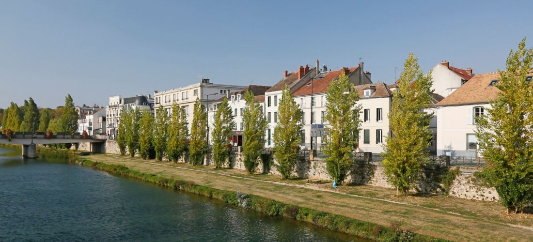 Seine Riverbanks and Charming Architecture in Melun