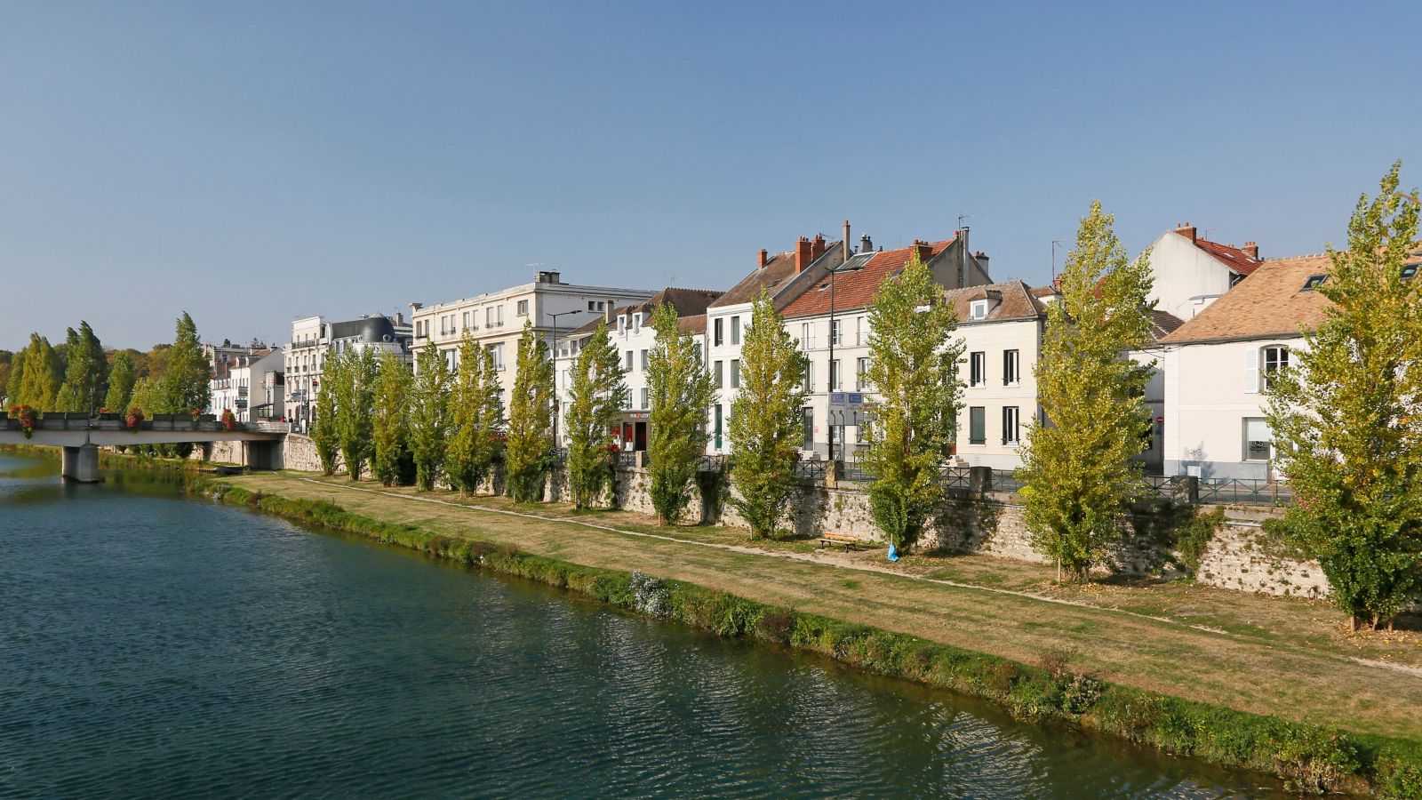 Seine Riverbanks and Charming Architecture in Melun