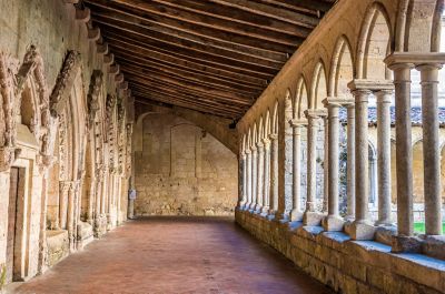 Cloître de l’église collégiale à Saint-Émilion, dans la région de Bordeaux