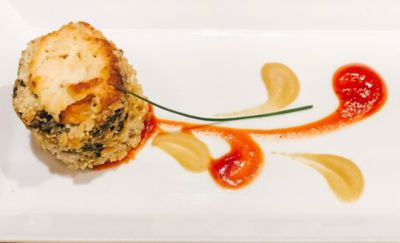 Primer plano de una tapa gourmet hecha con morcilla y arroz por fuera