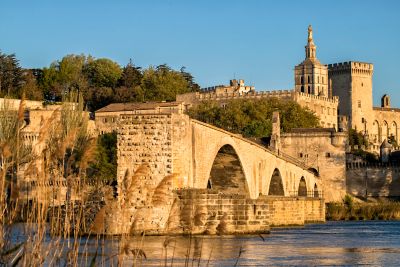 Pont Saint-Bénézet au coucher du soleil, vu depuis les berges de l’île de la Barthelasse