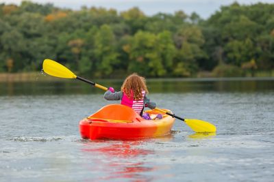 Enfant pratiquant une activité kayak à Toulouse