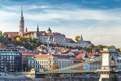 Budapester Skyline mit Sehenswürdigkeiten wie Kettenbrücke und Fischerbastei im Herbst