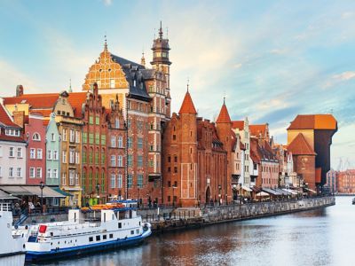 Ufer der Mottlau in der Altstadt von Danzig, mit Ausflugsschiff und dem mittelalterlichen Krantor