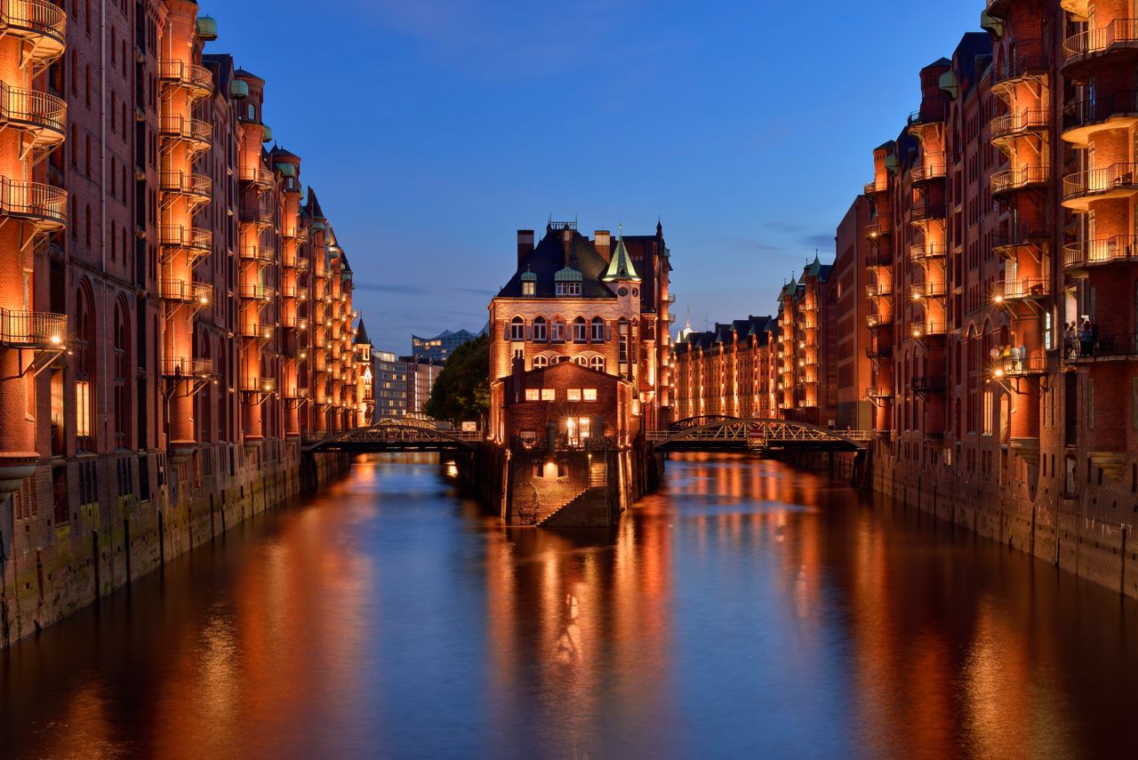 Stimmungsvoll beleuchtetes Wasserschloss in der Speicherstadt von Hamburg bei Nacht