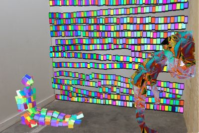 Œuvre contemporaine exposée dans une galerie d’art