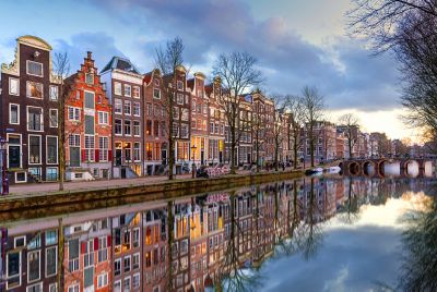 Architecture amsterdamoise qui se reflète dans les eaux du canal Herengracht, en fin de journée