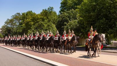 Soldaten des Wachregiments reiten zu den Hyde Park Barracks durch den Hyde Park, London