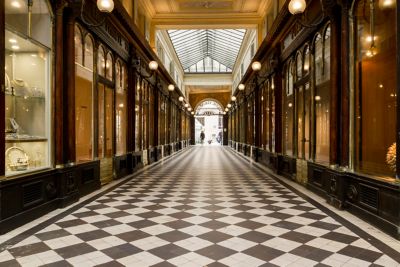 Boutiques et sol en damnier de la galerie Véro-Dodat