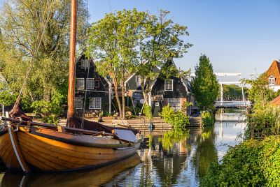 Bateau en bois néerlandais amarré près de maisons au bord du canal à Edam