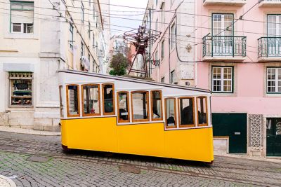 Elevador da Bica, eine historische gelbe Standseilbahn in Lissabon, Portugal