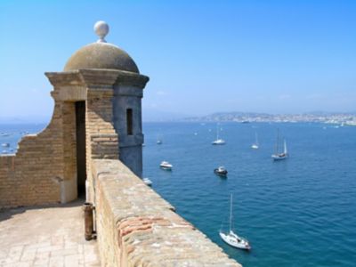 Cannes et la Méditerranée depuis le fort Royal de l'Île Sainte-Marguerite