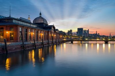 Fischauktionshalle in Hamburg an der Elbe bei Sonnenaufgang