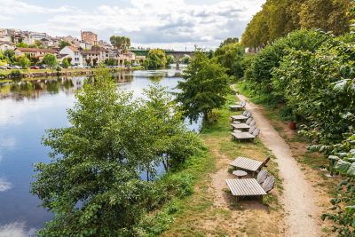 Chaises longues en bois disposées sur les berges de la Vienne à Limoges