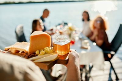 Apéritif servi lors d'une croisière privée