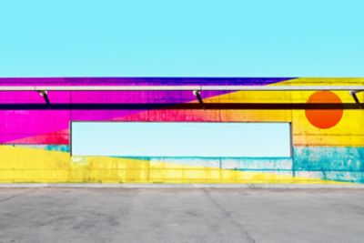 Farbenfrohes Graffiti auf einer Betonwand mit Fenster zum Himmel in Barcelona