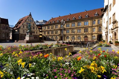 Der Stuttgarter Schillerplatz im Frühling, wo das Alte und Neue Schloss stehen
