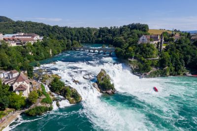 Der Rheinfall in Schaffhausen mit Schloss Laufen, ein beliebtes Tagesausflugsziel von Zürich
