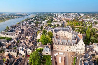 Château de Blois et sa cour intérieure, situé au cœur de la ville, à proximité de la Loire