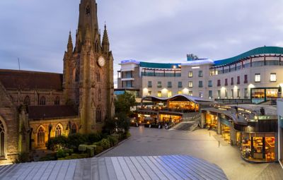 St Martin's Place à la tombée de la nuit près du centre commercial Bull Ring