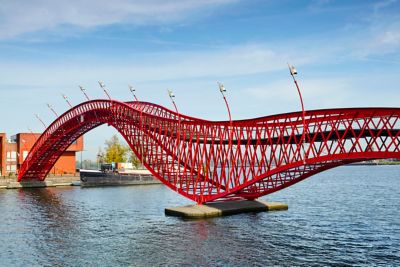 Pont Python (Hoge Brug), édifice rouge à l’architecture très moderne au-dessus du bassin de Spoorweg