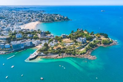 Eaux cristallines et pointe de la Malouine à Dinard, lors d’une journée ensoleillée