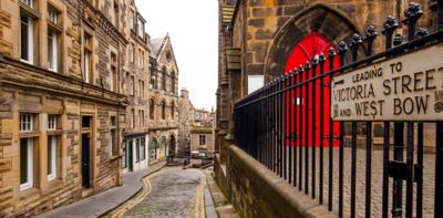 Schmale Kopfsteinpflastergasse in der Altstadt von Edinburgh, von historischen Häusern gesäumt
