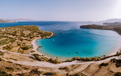 Türkisblaues Meer am Voulisma Beach, der zu den schönsten Stränden auf Kreta gehört