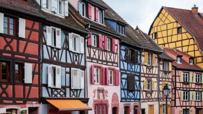 Maisons à colombages jaune, rose et bleu de Colmar, architecture traditionnelle alsacienne