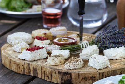 Plateau de fromages de chèvre, avec pot de miel et bouquet de lavande