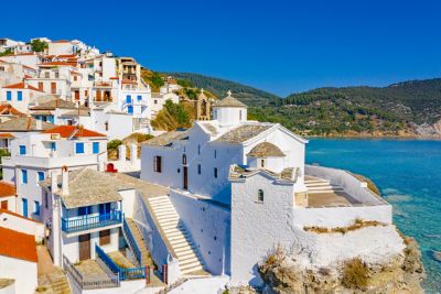 Weiße Häuser vor blauem Himmel über dem Meer auf der griechischen Insel Skopelos