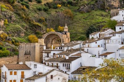 Ruinas de la Iglesia de Santa María bajo un cielo azul en el pueblo blanco de Cazorla