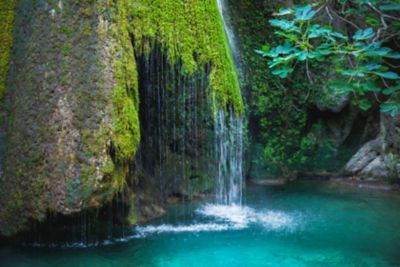 Wasserfall über türkisem Wasserbecken in der Richtis-Schlucht, ein Geheimtipp auf Kreta