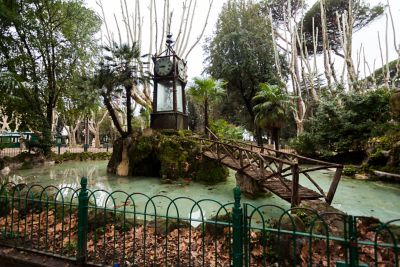 Wasseruhr am Pincio im Park Villa Borghese in Rom auf einem Felsen zwischen Palmen