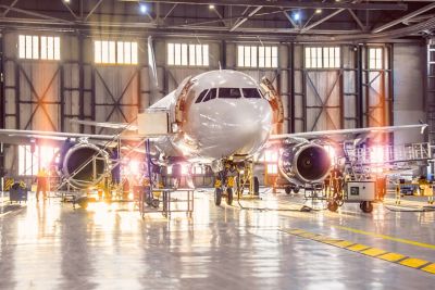 Avion en inspection dans un hangar, comme on peut en voir en visitant le musée Airbus Atlantic à Saint-Nazaire