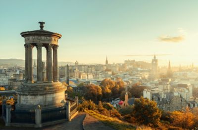 Die Skyline von Edinburgh, aufgenommen vom Hügel Calton Hill im Dämmerungslicht