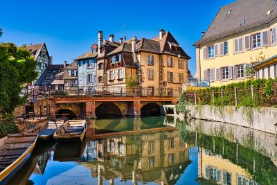 Canal de la Petite Venise à Colmar avec barque traditionnelle