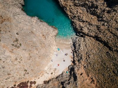 Strand von Seitan Limania, eine schmale, von Felsen eingerahmte Bucht auf Kreta aus der Luft gesehen