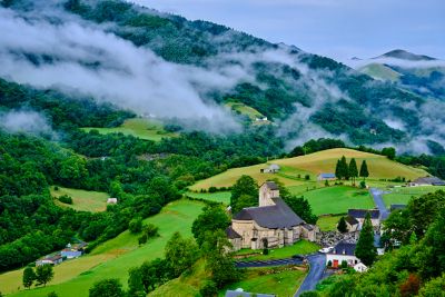 Village de montagne de la Haute-Soule entouré de brume dans le Pays basque