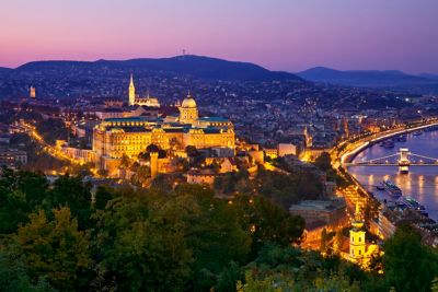 Vista nocturna del Castillo de Buda y el Puente de las Cadenas sobre el Danubio en Budapest