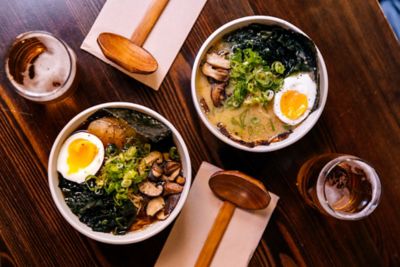 Two bowls of noodles, like those found in Japanese ramen restaurants in Paris 