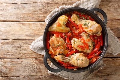 Cocotte de poulet basquaise aux poivrons, une recette traditionnelle du Pays basque