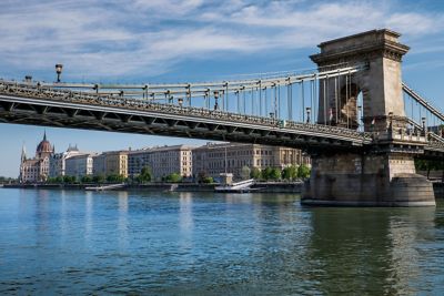 Kettenbrücke über die Donau in Budapest, mit dem Parlamentsgebäude im Hintergrund