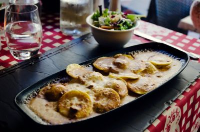 Plat de pommes de terre au four avec fromage, dans un restaurant de spécialités françaises